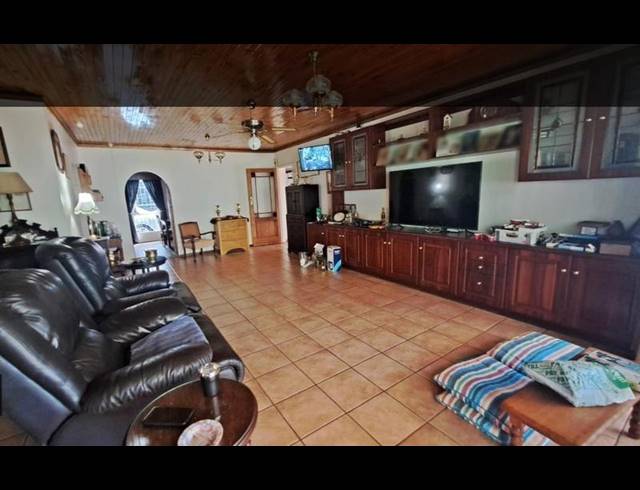 8 BEDROOM HOUSE FOR SALE IN DAN PIENAAR